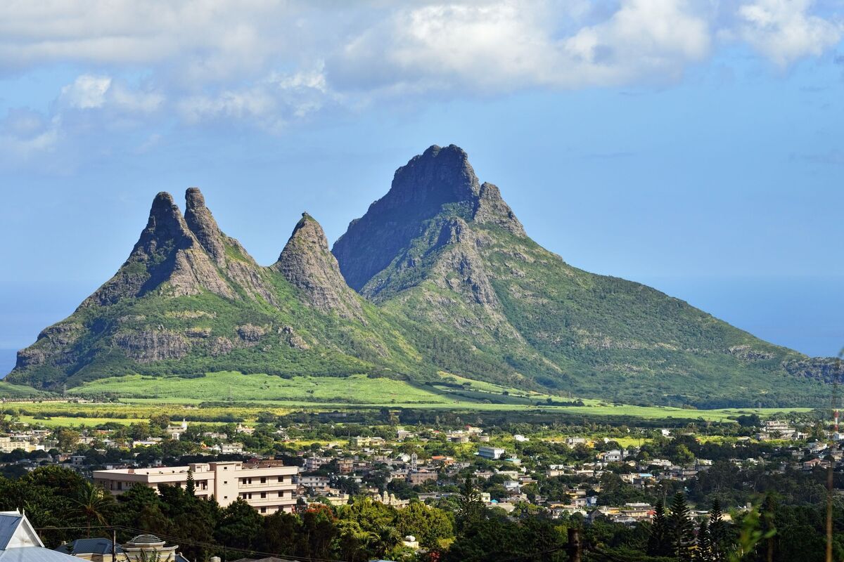 De spitse bergketen Trois Mamelles