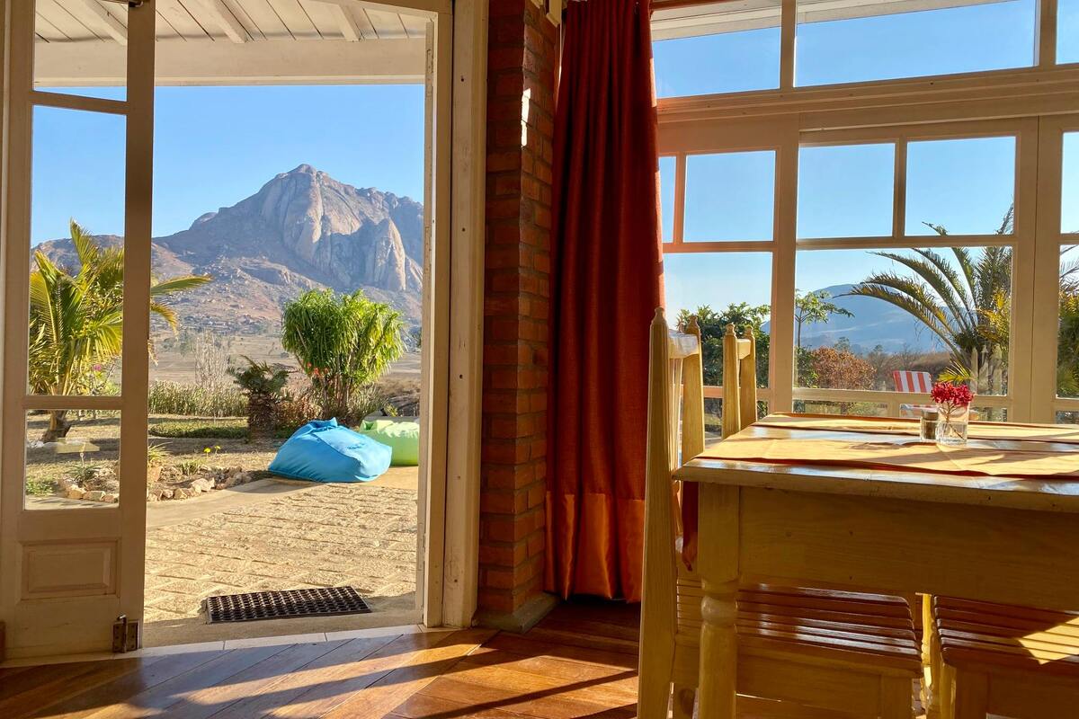 Een prachtig uitzicht strekt zich uit over de heuvels