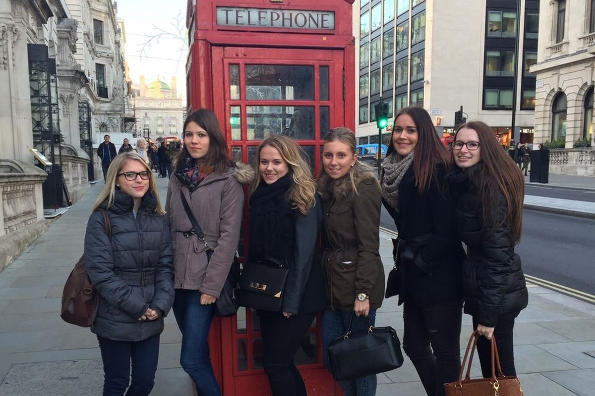 Met zijn alle op de foto bij een Londense telefooncel