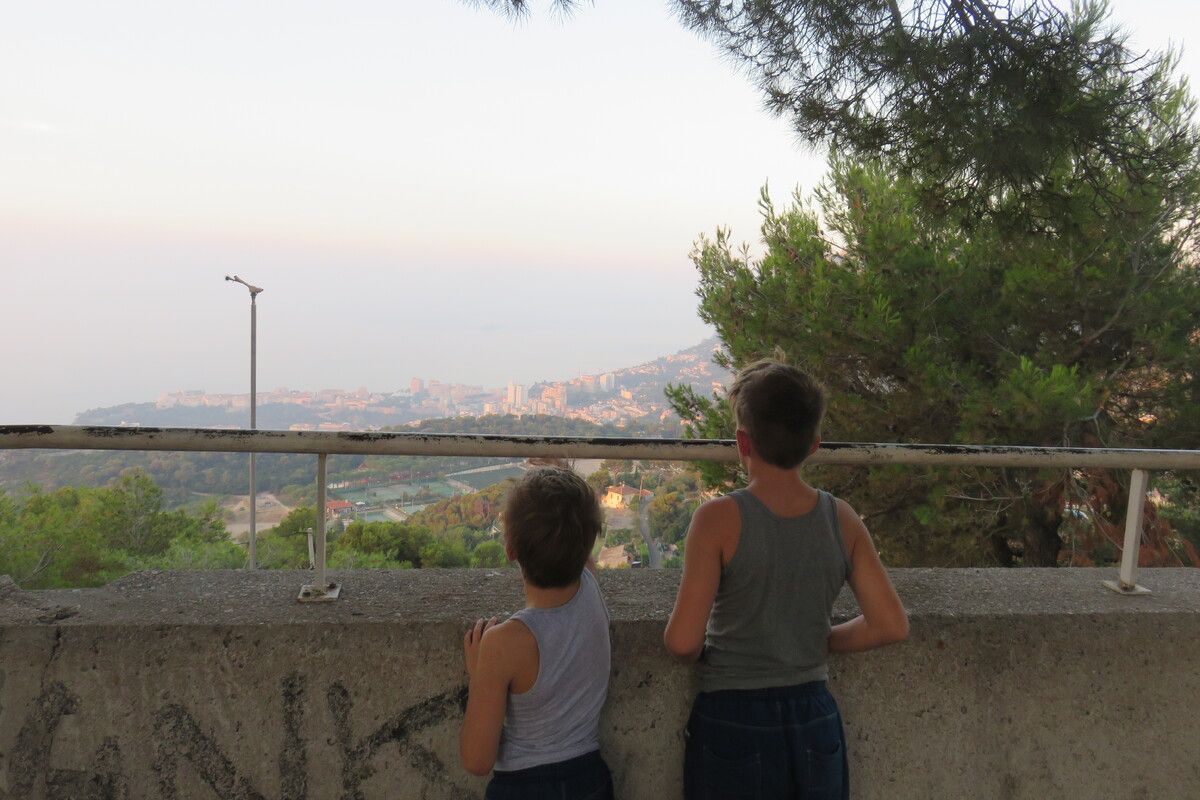 De jongens kijken naar het mooie uitzicht hier in Frankrijk