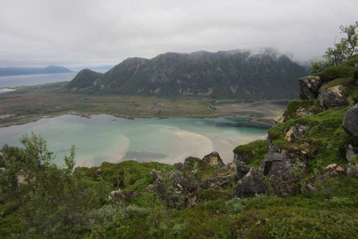 Landschap van Noorwegen met een groen/blauw meer