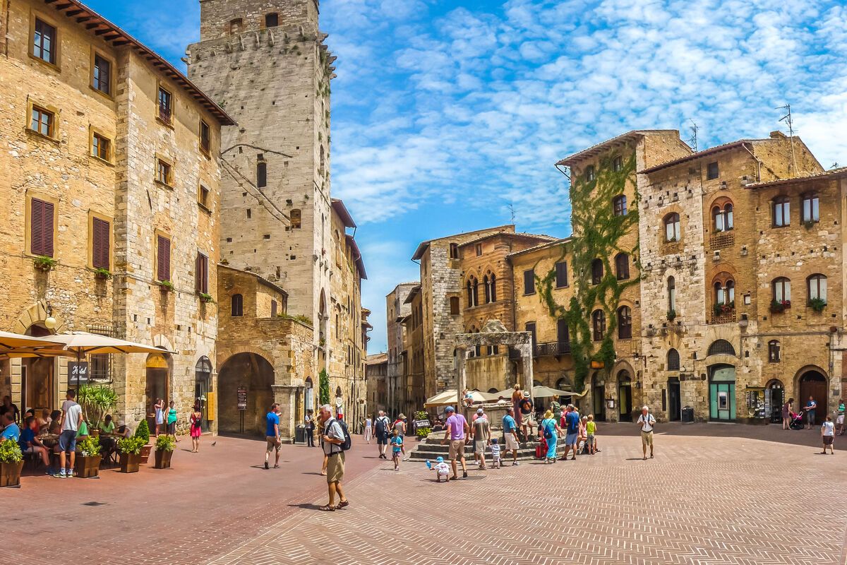 Piazza della Cisterna in het historische centrum van San Gimignano 