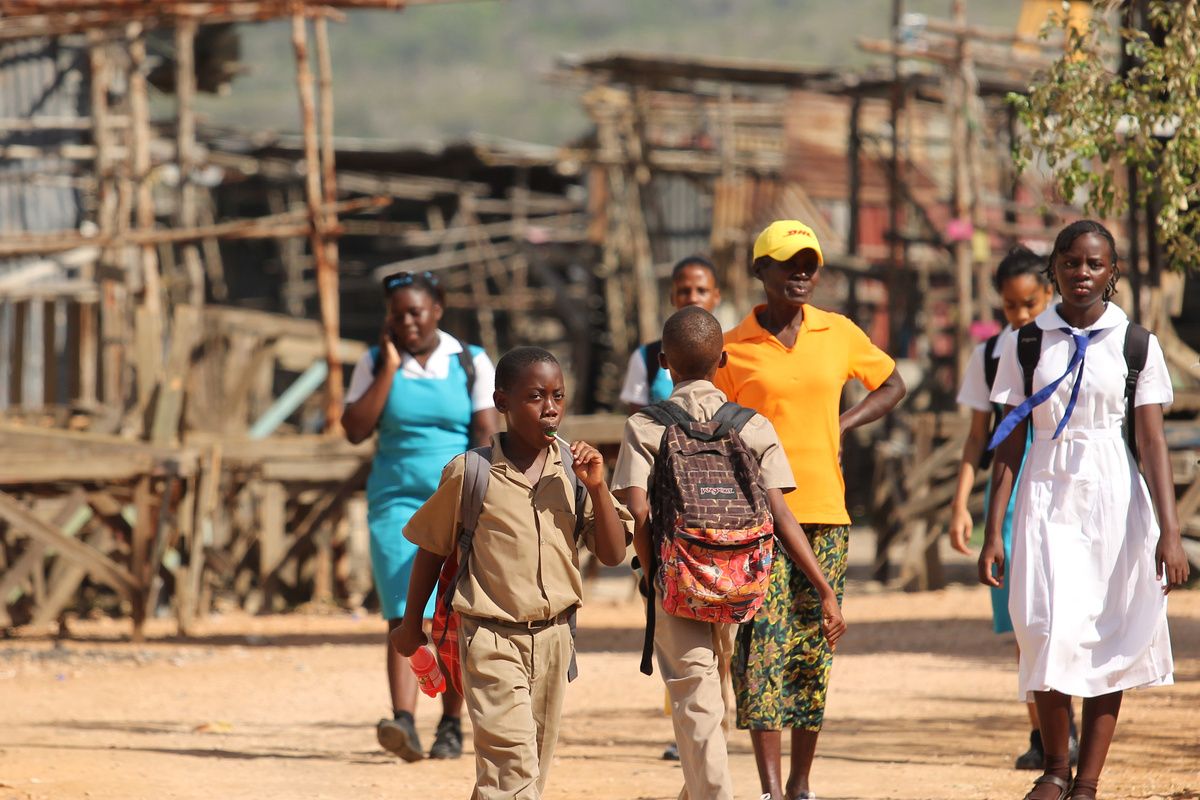 Jamaicaanse kinderen in een verwoeste wijk