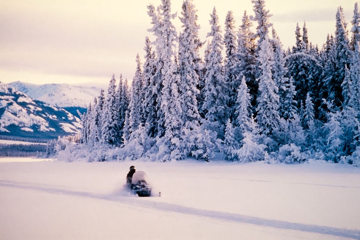 Een sneeuwscooter door de sneeuw