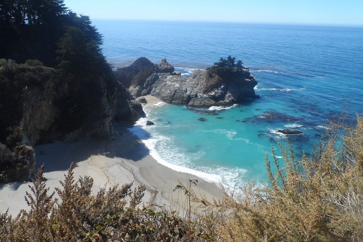 Highway 1 met uitzicht op zee