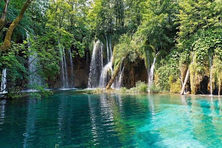 Een meer met watervallen in het park