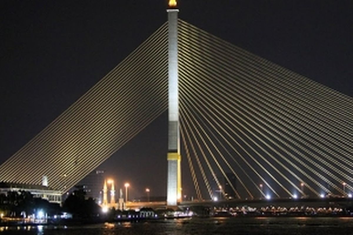 verlichte brug, Bangkok by night