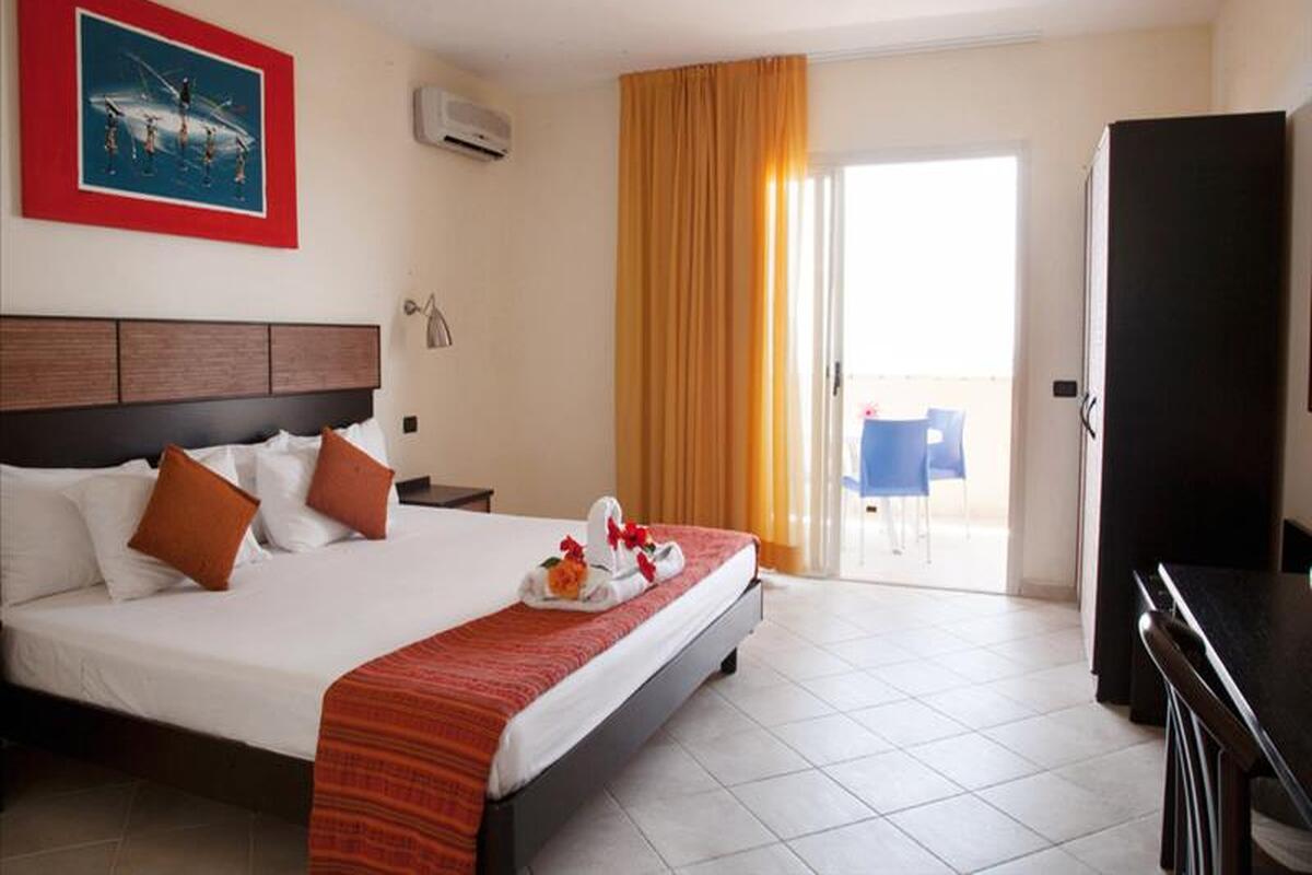 De moderne kamers van het resort