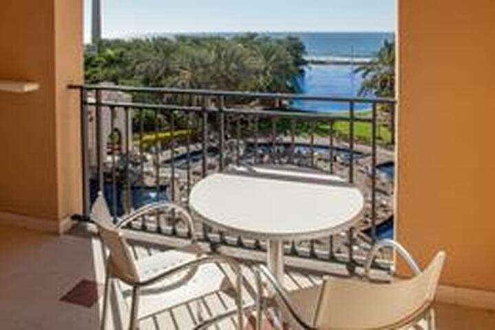 het balkon van '2-persoonskamer, Zeezicht'