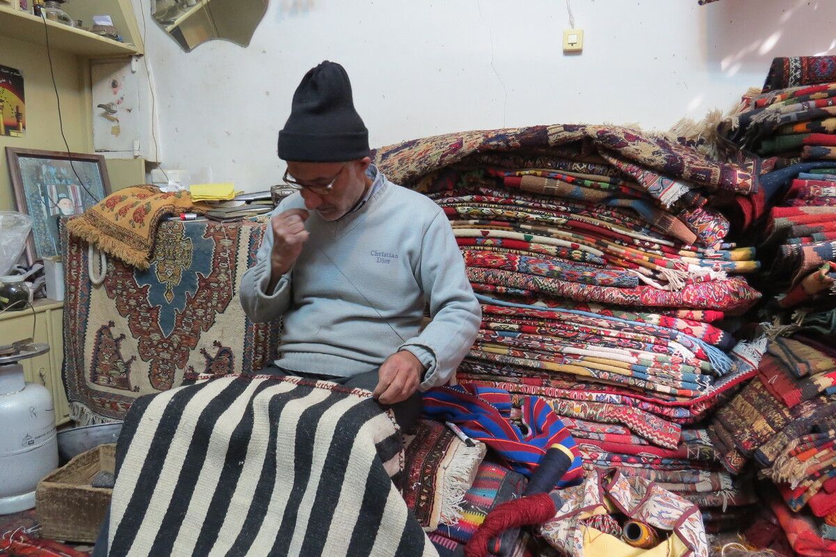 Tapijtenmaker Ahmad op de bazaar
