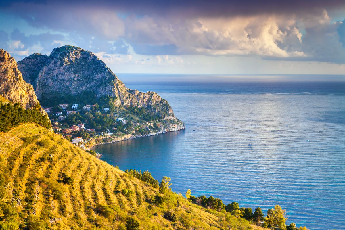 De kustlijn van Sicilië