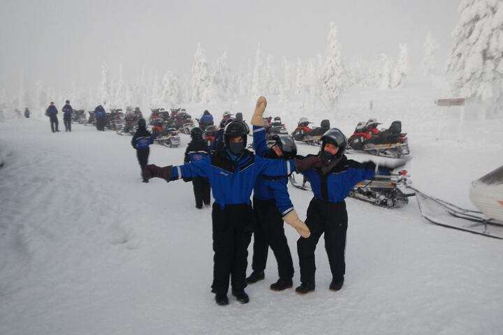 Op de foto met de sneeuwscooters