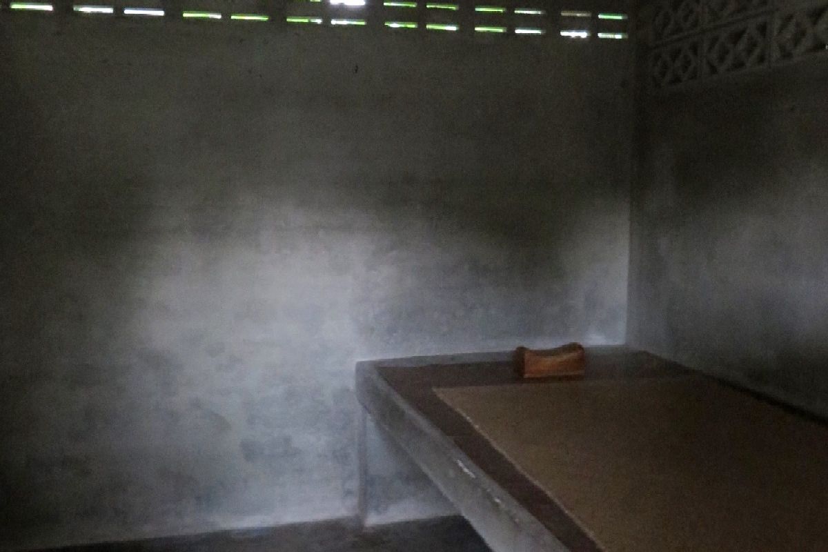 Bed met houten kussen