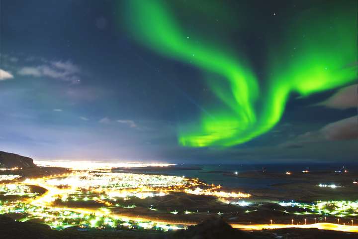 Het noorderlicht boven Reykjavik