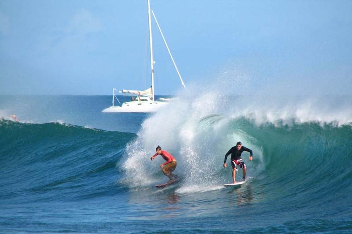 Surfende mannen op zee in Portugal