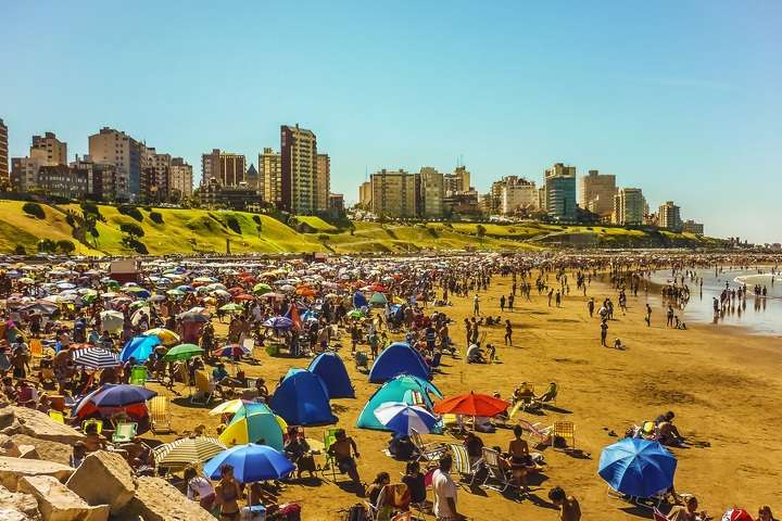 De beroemdste badplaats Mar del Plata tijdens het zomerseizoen