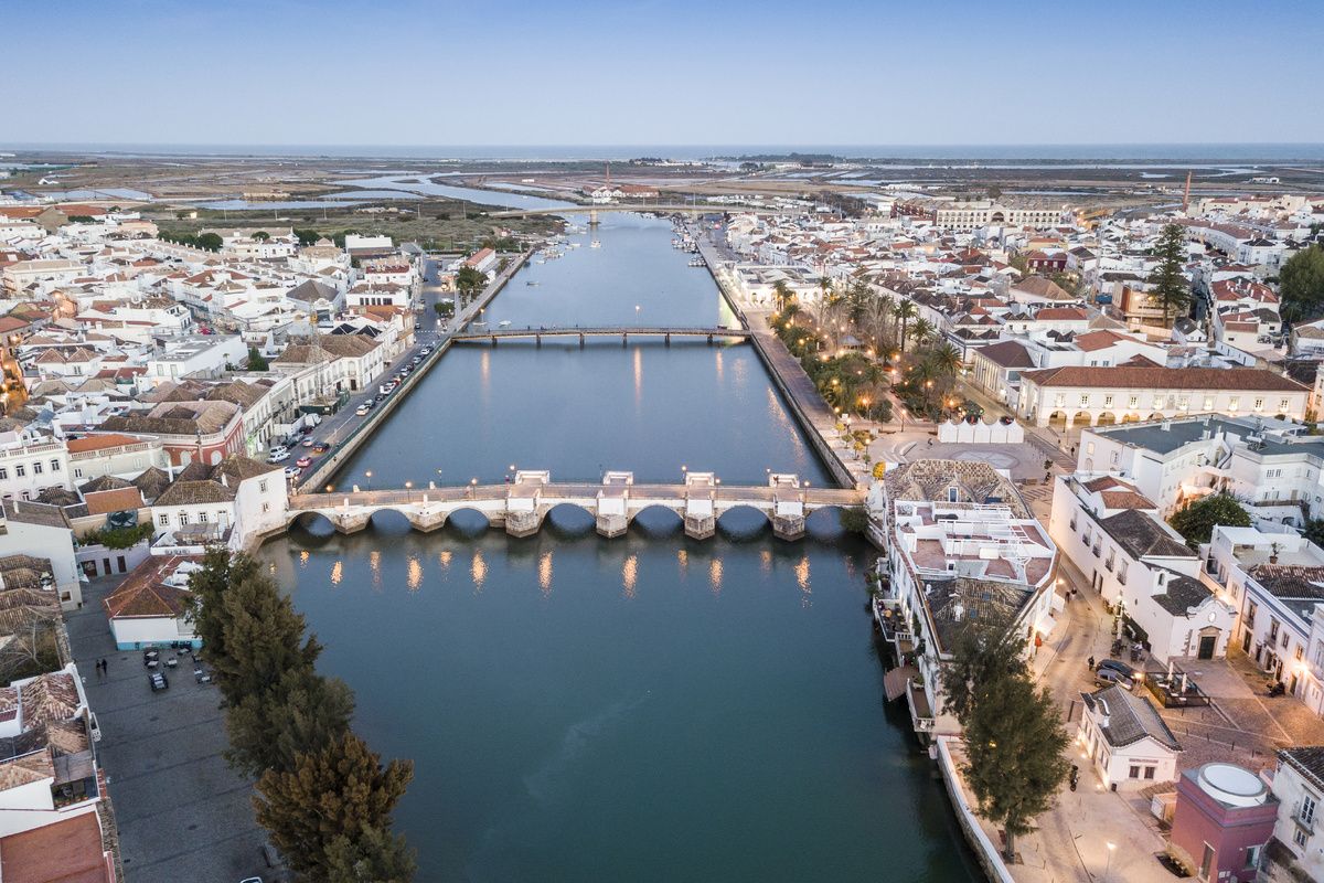 De Gilão rivier met de Romeinse brug in Tavira