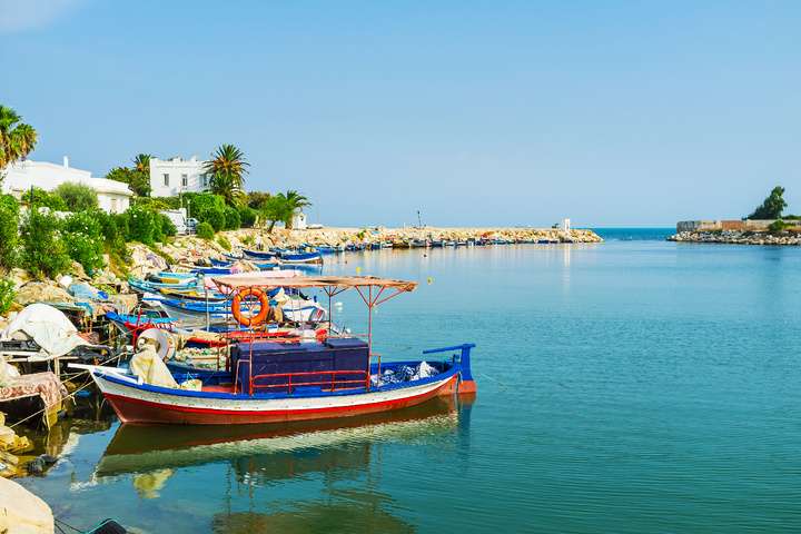 Gekleurde vissersbootjes in Punic Port, Carthage