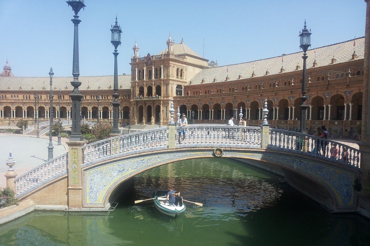 Een romantische brug in Sevilla