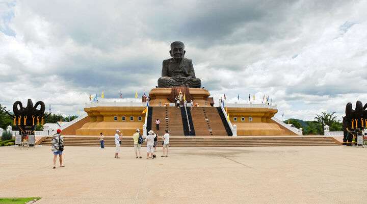 Standbeeld Luang Pu Thuad in Hua Hin