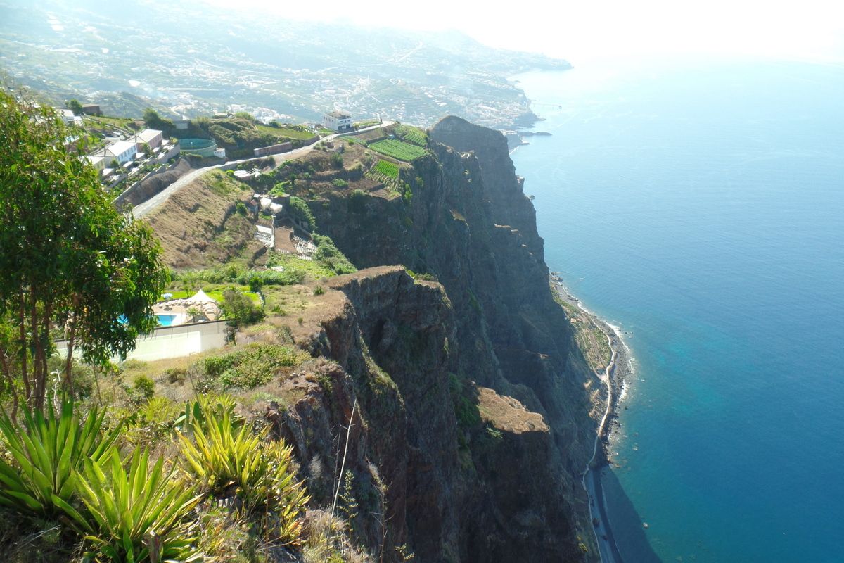 Een prachtige hoge klif in Madeira met uitzicht over de blauwe oceaan